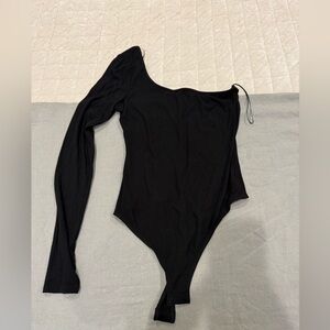 Le Lis one shoulder Black Top bodysuit